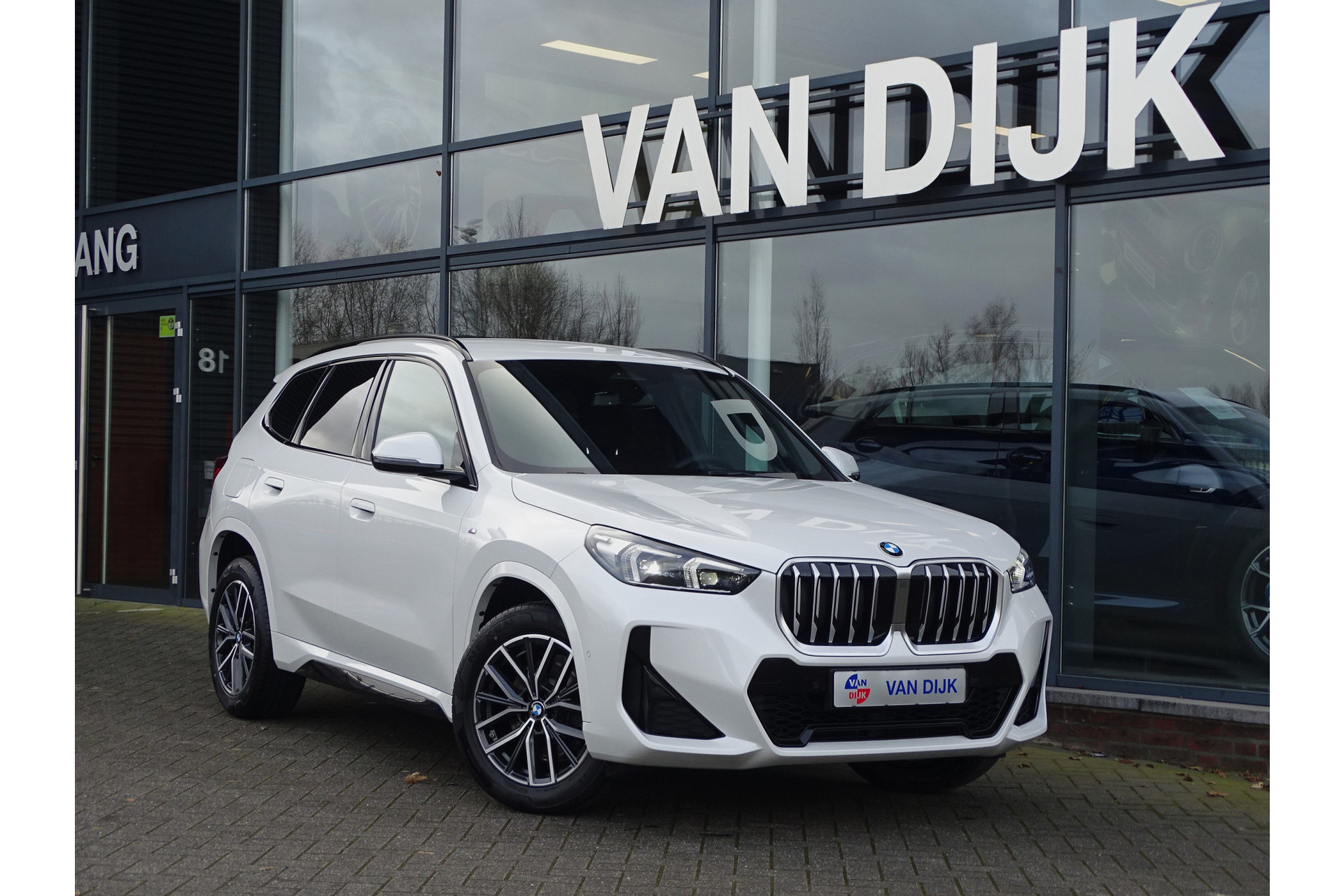 BMW X1 20i sDrive M Sportpakket Elek.Trekhaak Premium Pack. Widescreen Display Led 18" LM Wielen