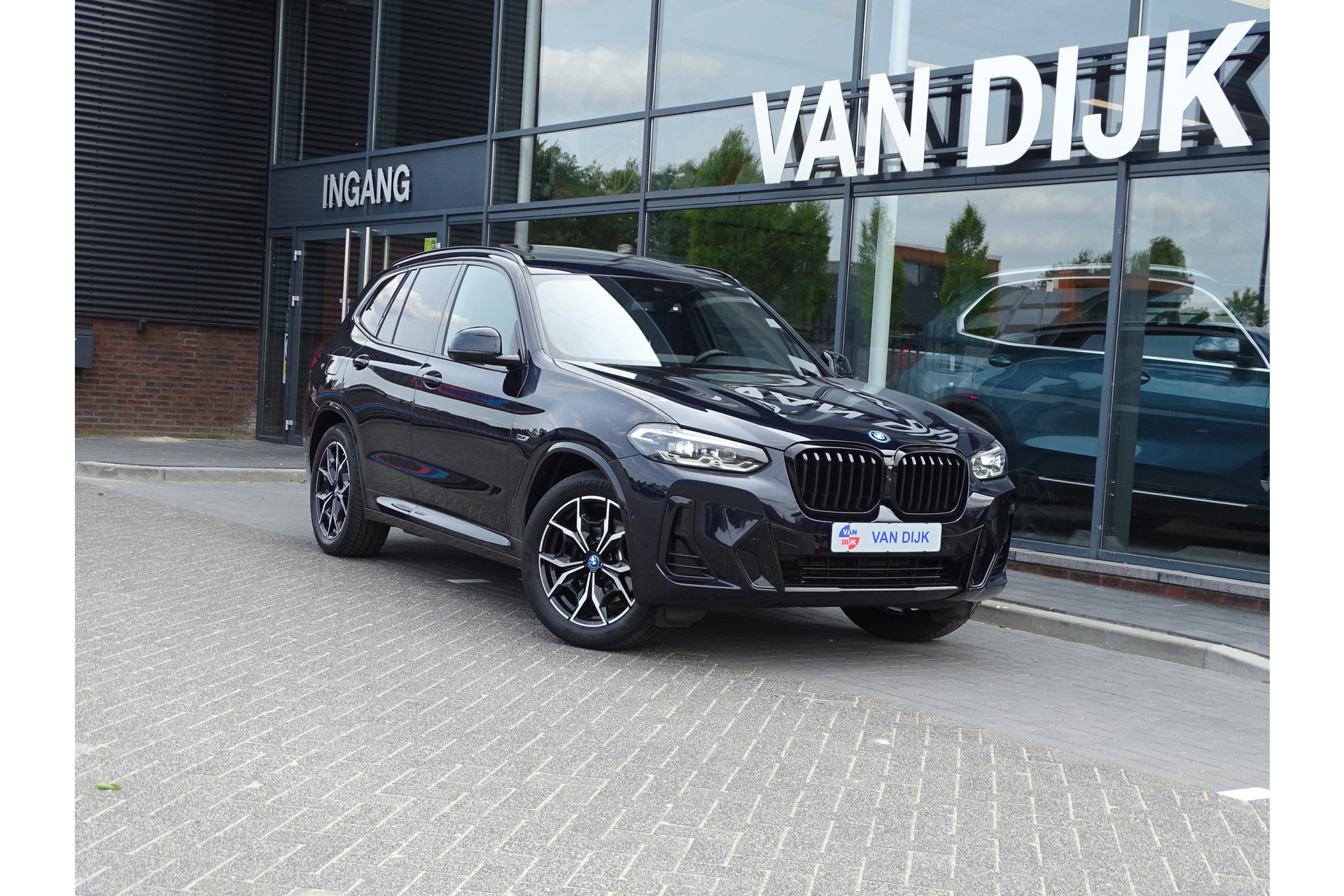 BMW X3 xDrive30e M Sportpakket Pano-Dak Extra Div.Ass. Getint Glas HiFi LED Park-plus 360 Camera Sport-Aut. 19''LM velgen