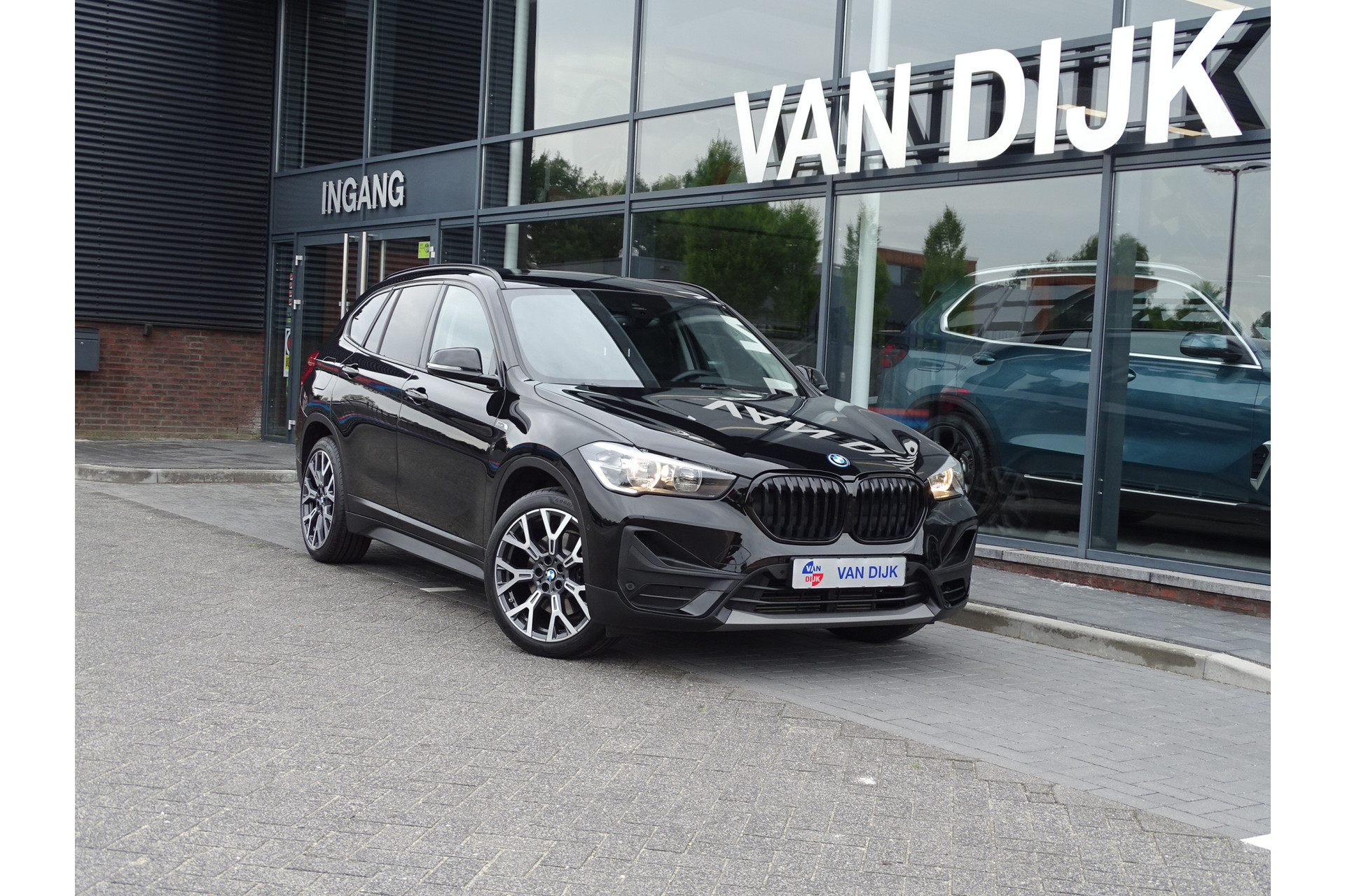 BMW X1 xDrive25e Afn.Trekhaak Leder Navigatie Sportstuur ECC DAB Shadow Line 19" LM Velgen